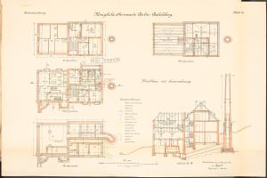 Altes Buch mit detaillierten Architekturplänen und Text, das eine Zeichnung des ursprünglichen Plans für das Königliche Hermwerk Berlin-Baklberg-Gebäude zeigt.