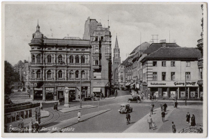 Schwarz-weiß-Foto einer belebten Münchner Stadtstraße mit Fußgängern, Fahrzeugen, Gebäuden, Bäumen im Hintergrund und Text unten.