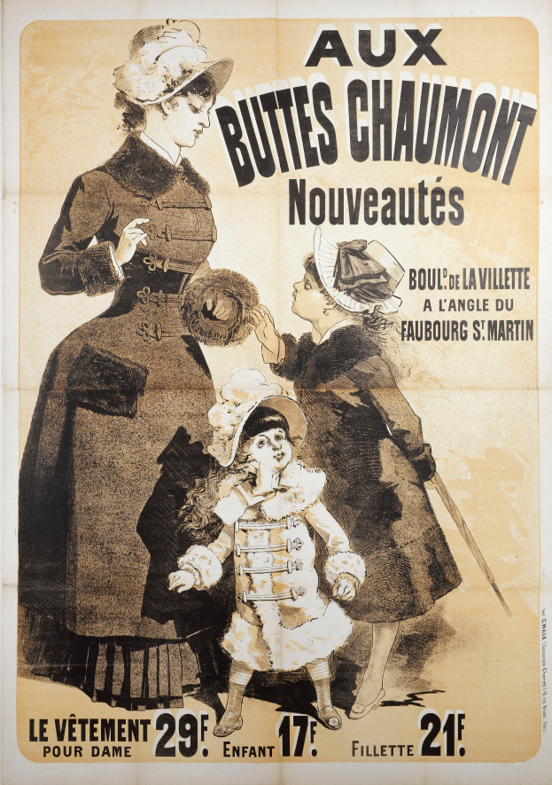 Ein Plakat, das eine Modenschau mit einer Frau in einem langen, eleganten Kleid mit hohem Kragen und langen Ärmeln und einem Kind in einem passenden Kleid und Hut zeigt, die beide mit ihren Armen umeinander gelegt sind und in die Ferne schauen.