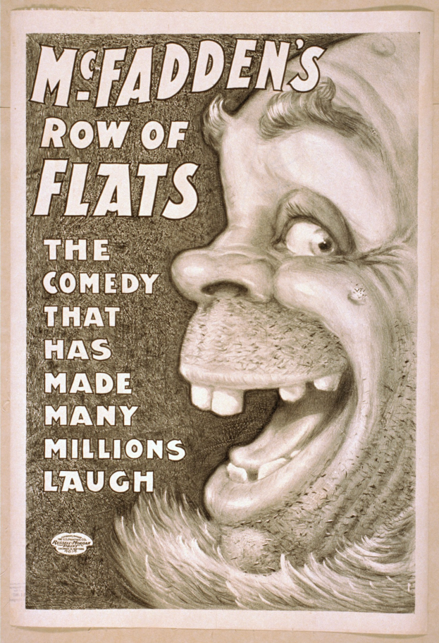 Plakat einer Person mit wilden Haaren und einem breiten, zahnreichen Grinsen auf einem hellgelben Hintergrund, mit der Beschriftung "McFadden's Row of Flats: Die Komödie, die viele Millionen zum Lachen gebracht hat."