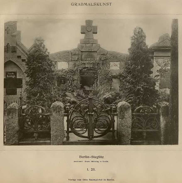 Altes Schwarz-Weiß-Foto eines Friedhofs in Berlin, Deutschland, mit einem Tor, einer Wand, Bäumen und einem Gebäude im Hintergrund, mit Text unten: "Grammalskunst, Berlin-Steglitz, Architekt, Bruue Morning in Berlin".