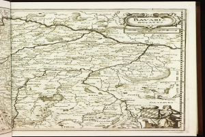 Ein aufgeschlagenes Buch mit einer detaillierten Karte von Bayern, auf der Städte, Ortschaften, Flüsse und andere geografische Merkmale eingezeichnet sind.