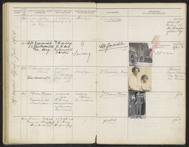 Schwarzes und weißes Familienfoto auf einem offenen Buch voller Text und Bilder von Menschen.