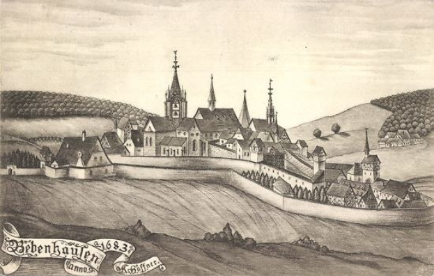 Schwarze und weiße Zeichnung einer Stadt mit einer zentralen Burg, umgeben von Häusern, Bäumen, Hügeln und Himmel, beschriftet mit 'Bayerisch' unten.