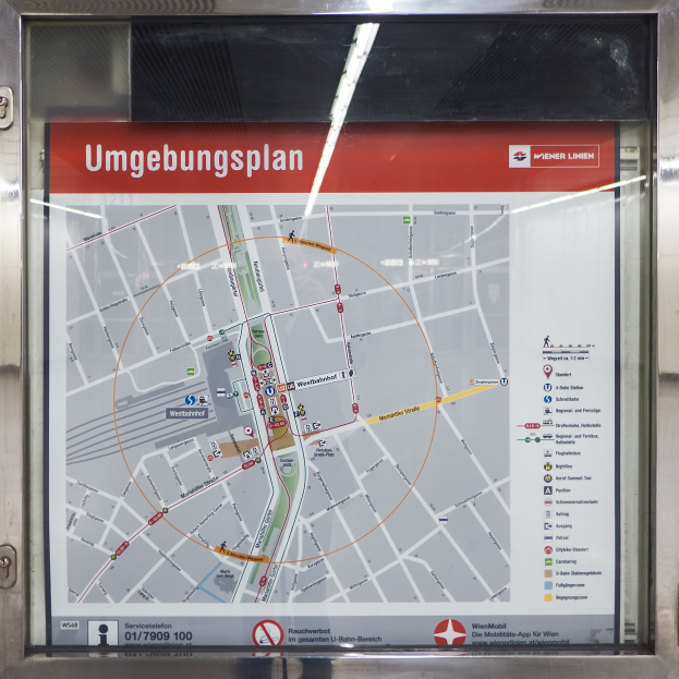 Eine detaillierte U-Bahn-Stationenkarte von München, Deutschland, auf einer Glaswand angezeigt.