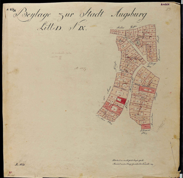 Ein altes Buch mit einer detaillierten Karte von Augsburg, Deutschland, das Straßen, Gebäude und Sehenswürdigkeiten zeigt und von Text begleitet wird.