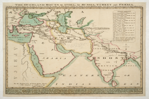 Ein detailliertes Papier mit einer Karte, die Überlandrouten nach Indien, Russland, Türkei und Persien zeigt, mit Ländern, Grenzen, wichtigen Städten, Gewässern und textuellen Informationen über Routen und Entfernungen.