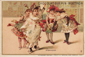 Eine alte Postkarte zeigt eine Gruppe von Kindern in bunten Kleidern, die tanzen. Oben und unten steht der Text "Chocolat Guerin-Boutron". Alle lächeln und scheinen Spaß zu haben.