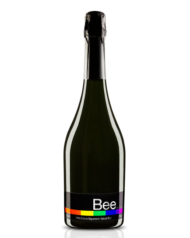 Eine grüne Flasche Biene-Sekt mit einem Etikett, auf dem "Biene" steht.