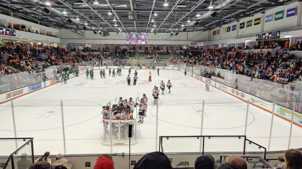 Sports Connect: Flüchtlinge erleben Eishockeyspiel in Neuwied
