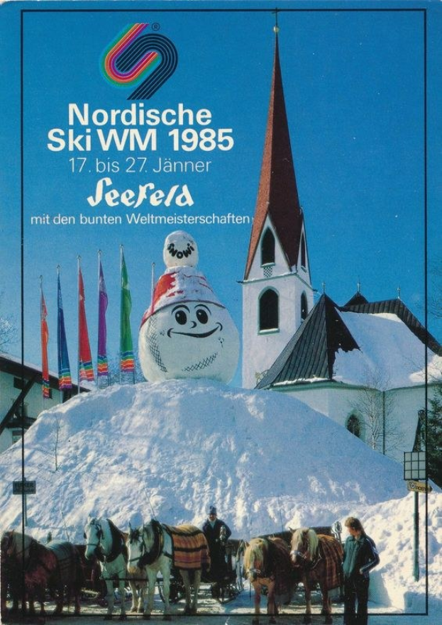 Plakat für die Nordischen Skiweltmeisterschaften 1985 in Seefeld, Schweiz, das eine schneebedeckte Landschaft mit Skifahrern, Pferden, Skistöcken, Flaggen, Gebäuden, Bäumen und Himmel zeigt.