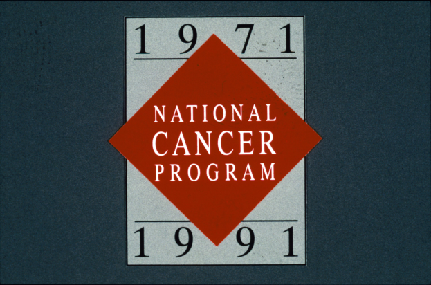 Ein weißer Kreis mit einem roten Band in der Mitte, umgeben von den Worten 'Nationales Krebsprogramm' in fetter schwarzer Schrift, vor einem weißen Hintergrund.