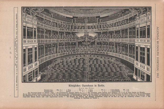 Ein Vintage-Illustration eines großen, leeren Auditoriums in Berlin, Deutschland, dargestellt in einem alten Buch mit Reihen von Stühlen und sichtbarem Text auf der Seite.