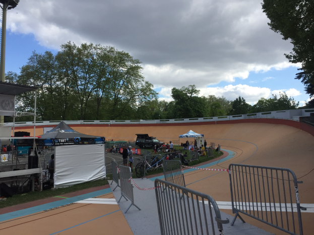 Gruppe von Radfahrern auf einer BMX-Piste aus Erde bei den UCI-BMX-Weltmeisterschaften 2018