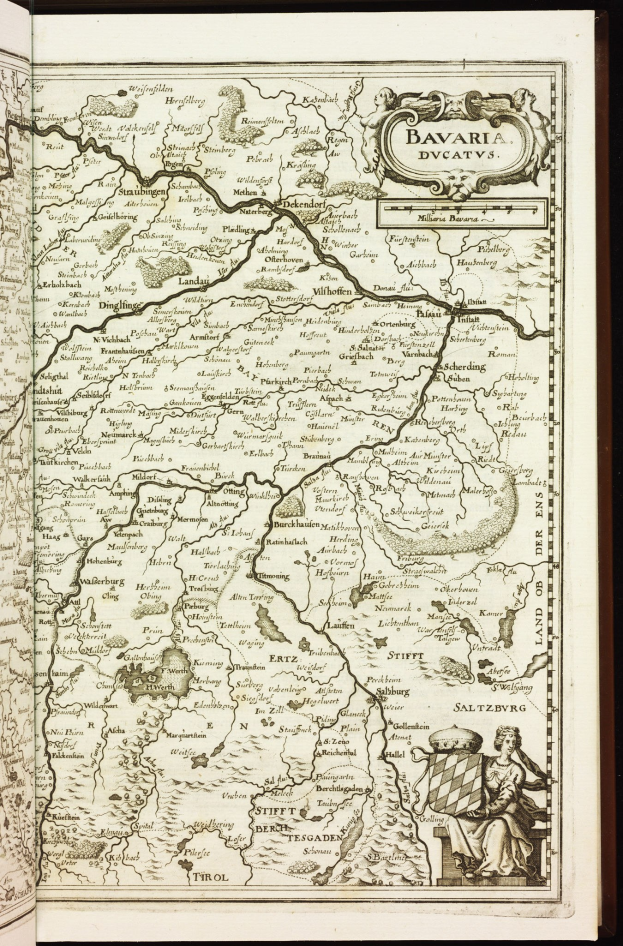 Offenes Buch mit detaillierter Karte von Bayern mit beschrifteten Städten, Gemeinden, Flüssen und geografischen Merkmalen.