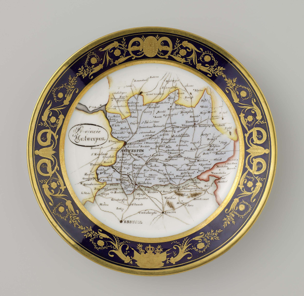 Ein dekorativer Teller mit einer detaillierten Karte von Deutschland, verziert mit kunstvollen Designs und Texten, vor einem weißen Hintergrund.