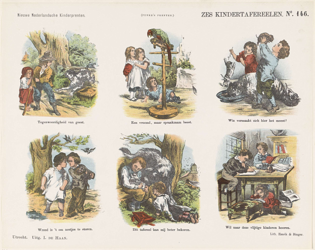 Kinder im Wald mit einem grünen Baum im Hintergrund, einige stehen und andere sitzen in der Nähe eines Tisches mit Büchern und Gegenständen.