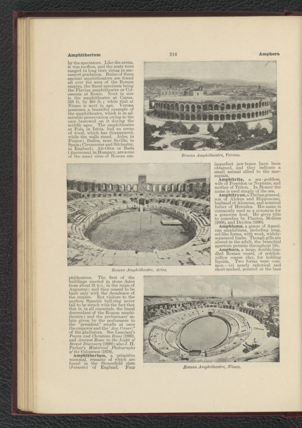 Offenes Buch mit detailliertem Stadionbild und begleitendem Text und Fotos.