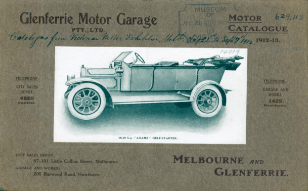 Schwarze und weiße Werbung für ein Auto von Glenferrie Motor Garage, die ein Bild des Autos und beschreibenden Text zu seiner Geschichte zeigt.