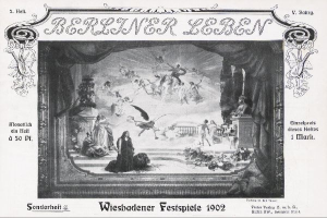 Schwarz-weißes Foto einer Bühne mit Darstellern in traditioneller deutscher Kleidung während der "Wiesbadener Festspiele 1902", mit einem applaudierenden Publikum im Hintergrund.