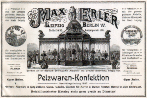 Schwarz-weiß-Reklameplakat für Max Erler Leipzig in Berlin, Deutschland, das eine Gruppe von Menschen vor einem Gebäude zeigt, mit Text zur Ankündigung eines Ereignisses.
