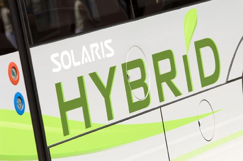 Nahaufnahme eines weißen und grünen Solaris Hybrid-Elektrobus.