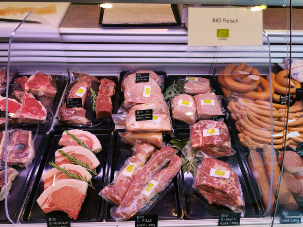 NORMA senkt Preise bei Fleischsortiment um bis zu 26% ab März / Rabatte auf Produkte wie Frikadellen, Currywurst, Minutenteaks und andere gegrillte Produkte