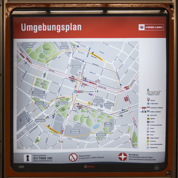 Detailierte Karte von München, Deutschland, auf einer U-Bahn-Station-Tafel angezeigt, zeigt Straßen, Sehenswürdigkeiten und Punkte von Interesse.