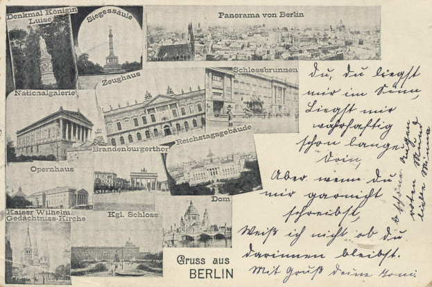 Eine Vintage-Postkarte mit mehreren Bildern von Berlin, darunter Architektur, Grünflächen und eine Statue, mit sichtbarer Handschrift auf der Oberfläche.