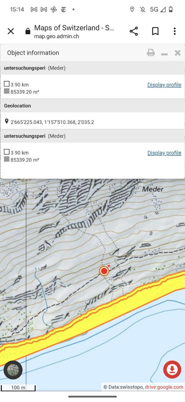 Topografische Karte der Schweiz auf einem Mobilbildschirm mit begleitendem Text und Symbolen angezeigt.