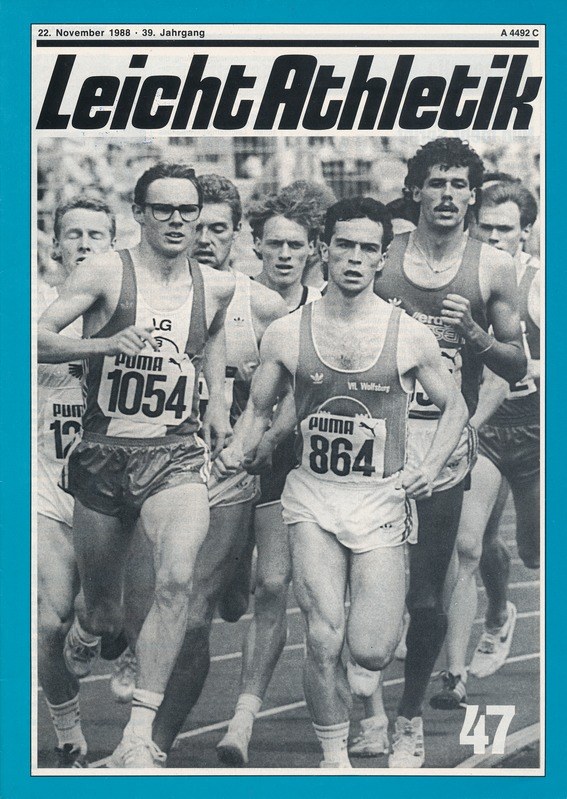 Schwarzes und weißes Foto einer Gruppe von Männern, die auf einer Laufbahn laufen, mit der Aufschrift "Leicht Athletik Magazine - November 1988" oben.