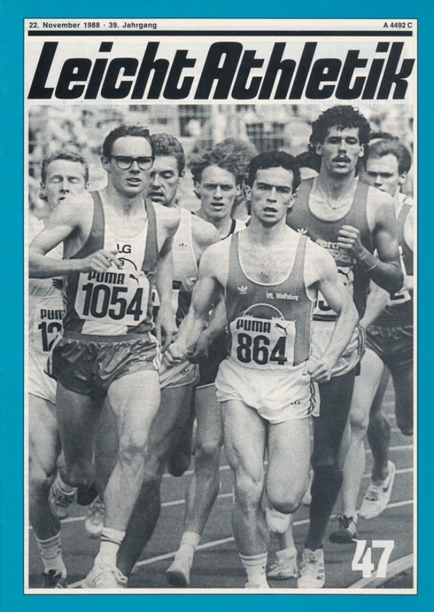 Schwarzes und weißes Foto einer Gruppe von Männern, die auf einer Laufbahn laufen, mit der Aufschrift "Leicht Athletik Magazine - November 1988" oben.